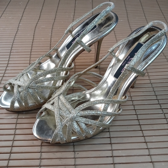 Nina New York women's 4" stiletto heel sandal. Sz 7.5M. Gold glitter leather sli - Picture 2 of 11